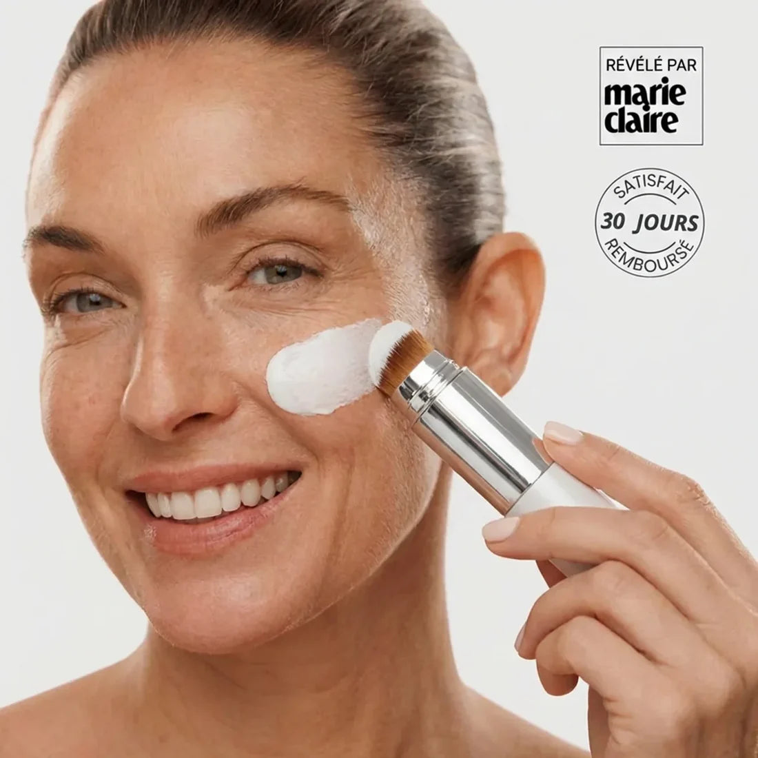 Jetta | Fond de Teint Intelligent – Pinceau Intégré & Pigments Adaptatifs – SkinMatch™